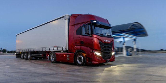 IVECO S-WAY unterwegs bei Nacht